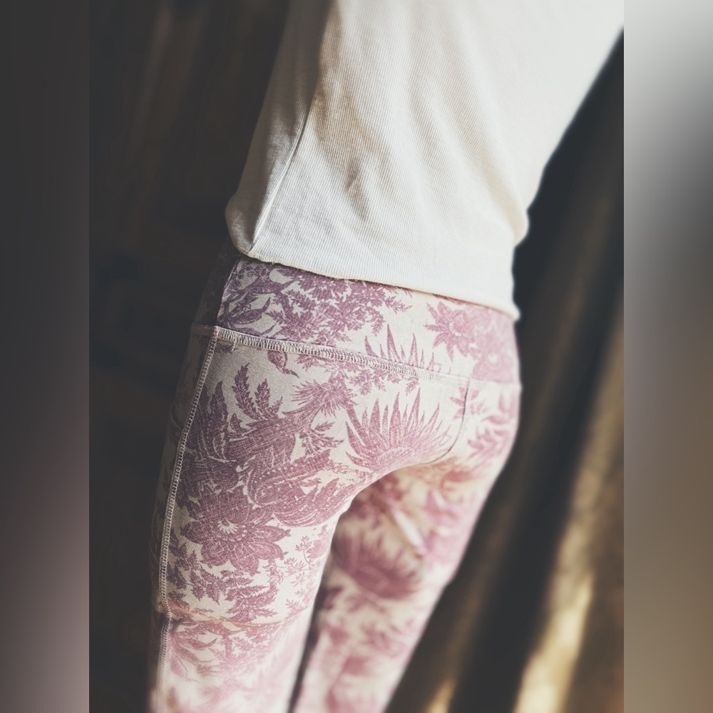 Chaser Vintage Floral Crop Leggings - Mauve Wine - NWT - Size Small - Picture 7 of 10